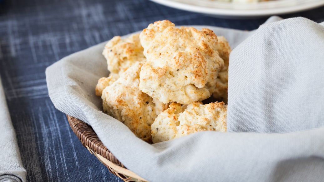 Biscuits au bacon et au cheddar
