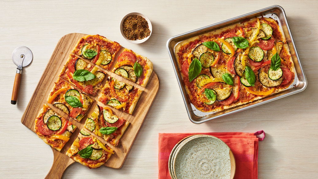 Pizza à la ratatouille sur une plaque 