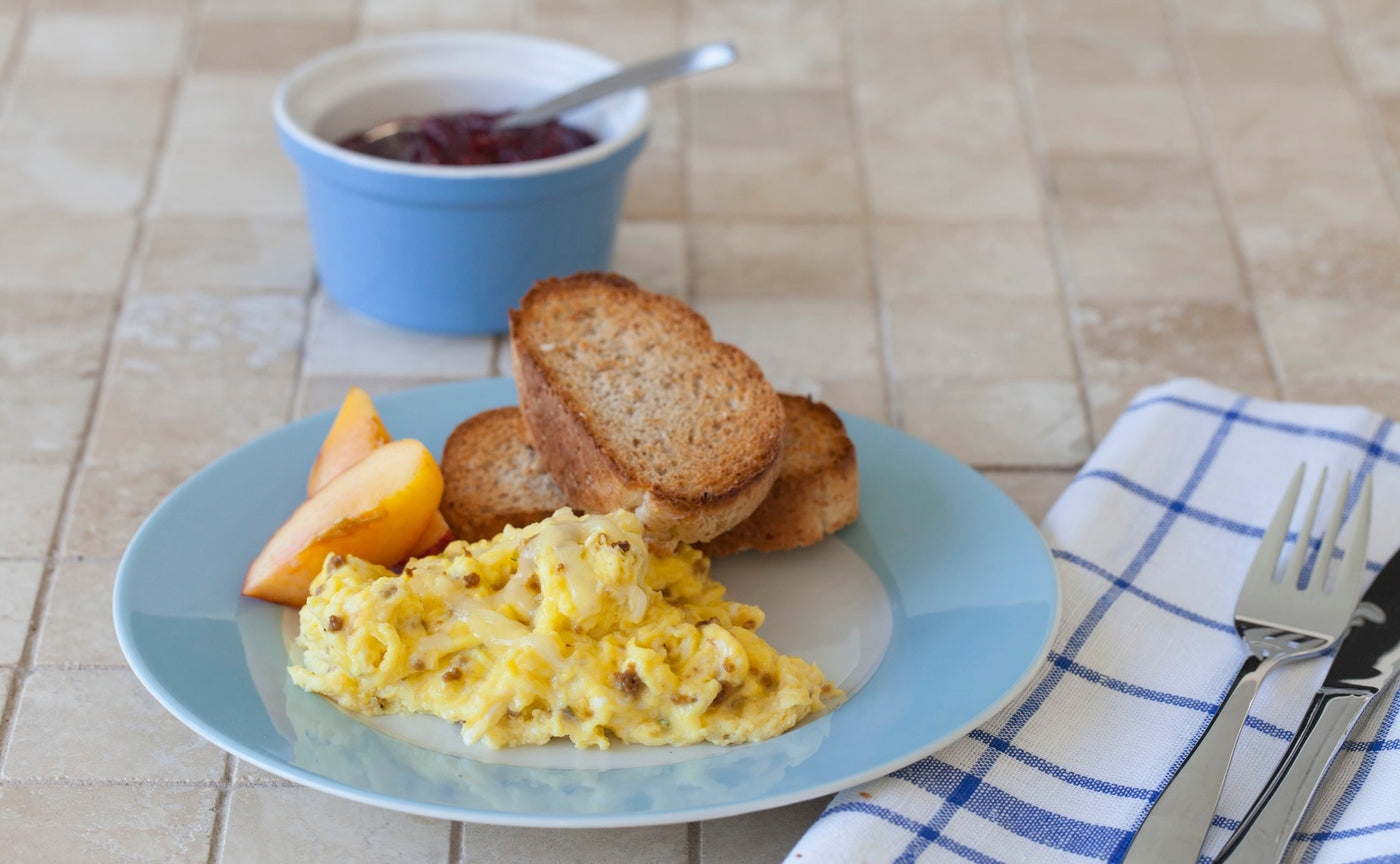 Œufs brouillés avec fromage, ciboulette et bacon