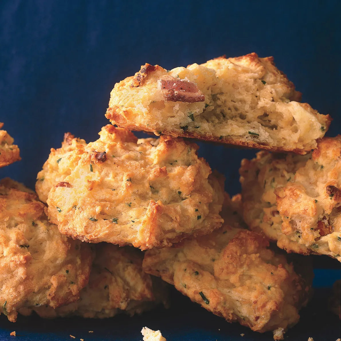 Biscuits au bacon et au cheddar